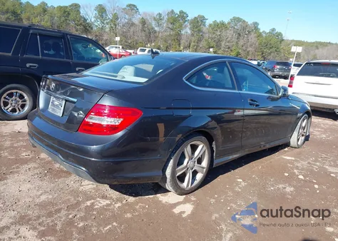 2013 Mercedes-Benz C 250 z USA, uszkodzony, nr VIN WDDGJ4HB6DG051675